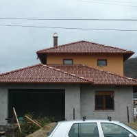Beton cseréppel készült, új építésű tető